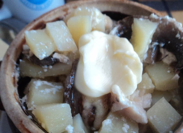 1. Этап. Жаркое в горшочке в духовке: Вот так выглядит готовое блюдо только из духовки.