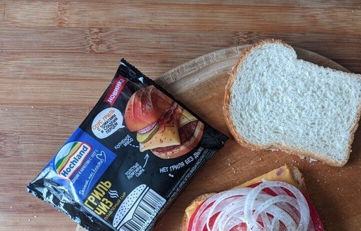 1. Этап. Сэндвич Брайбриджи: Сверху кладём тонкие кольца лука. Посыпаем по вкусу солью и перцем.