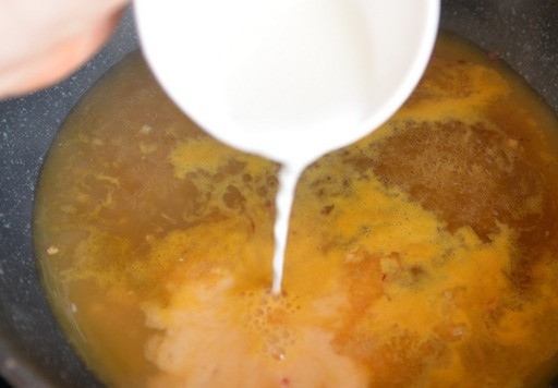 1. Этап. Фрикадельки из индейки в цитрусовой глазури: Ставим соус на огонь, доводим до кипения. Крахмал растворяем в воде, вливаем тонкой струйкой в соус, непрерывно помешивая.