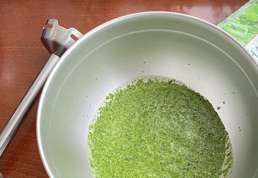 1. Этап. Шадлав: Шпинат, растительное масло, соль и сахар пробейте погружным блендером, в кашицу.