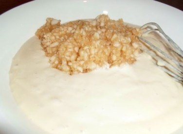 1. Этап. Пышные яблочные оладьи: Добавляем соду и измельченные яблоки. Перемешиваем.