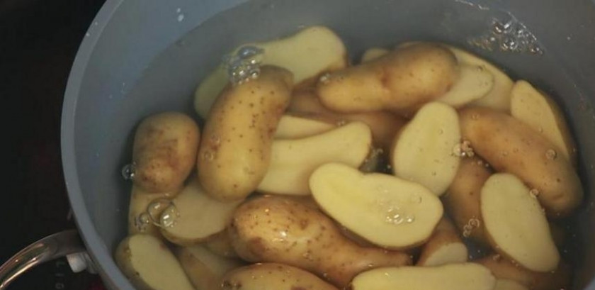 1. Этап. Копчение рыбы в духовке: 3. Картошку тщательно промываем, но не чистим. Разрезаем и варим.