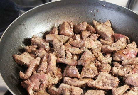 1. Этап. Печень индейки со сметаной: На другой сковородке обжариваем печень индейки на среднем огне. Жарить лучше на сливочном масле - так аромат будет ярче.