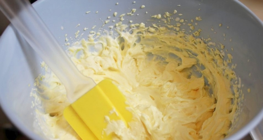 1. Этап. Kрем с желатином для торта: Остывшее желе влить в взбитые сливки и быстро перемешать. Важно, чтобы желе не было горячим, а только немного тёплым. Иначе крем станет очень жидким.