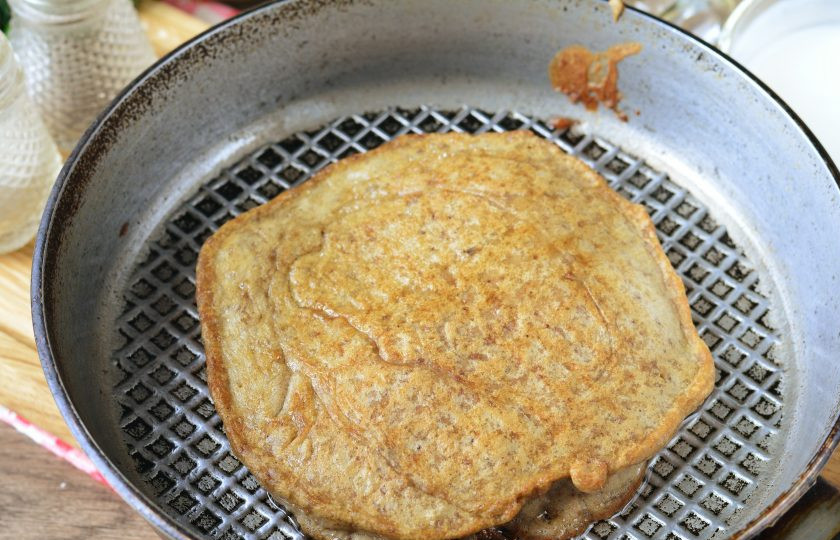 1. Этап. Печеночный торт без майонеза: Смажьте сковороду маслом, обжарьте не сильно большие печеночные блинчики. Наливайте 2-3 ложки теста, разравнивайте и обжаривайте с двух сторон по 1-2 минуты.