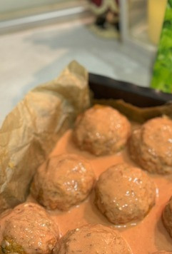 1. Этап. Гречаники с индейкой в соусе: Соус вливаем к гречаникам