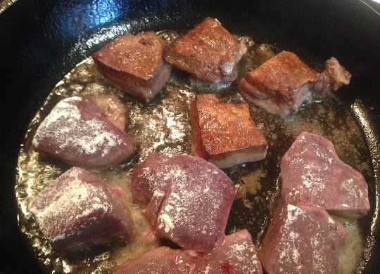 1. Этап. Говяжья печень с курагой и яблоком: 5. На большом огне разогреваем сковороду с 3 ложками растительного масла. Обваливаем кусочки печени в муке и быстро обжариваем со всех сторон до румяной корочки.