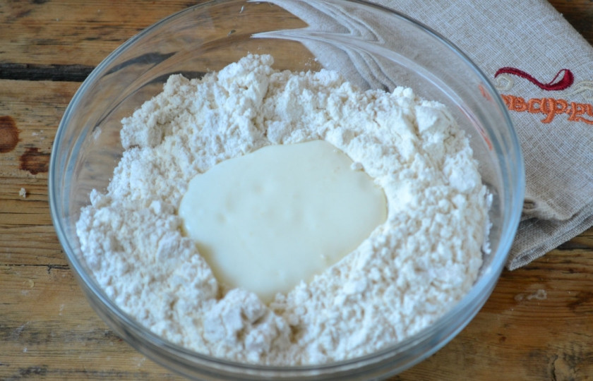 1. Этап. Дрожжевое тесто на кефире: Сделайте в середине небольшую воронку, влейте туда кефир.