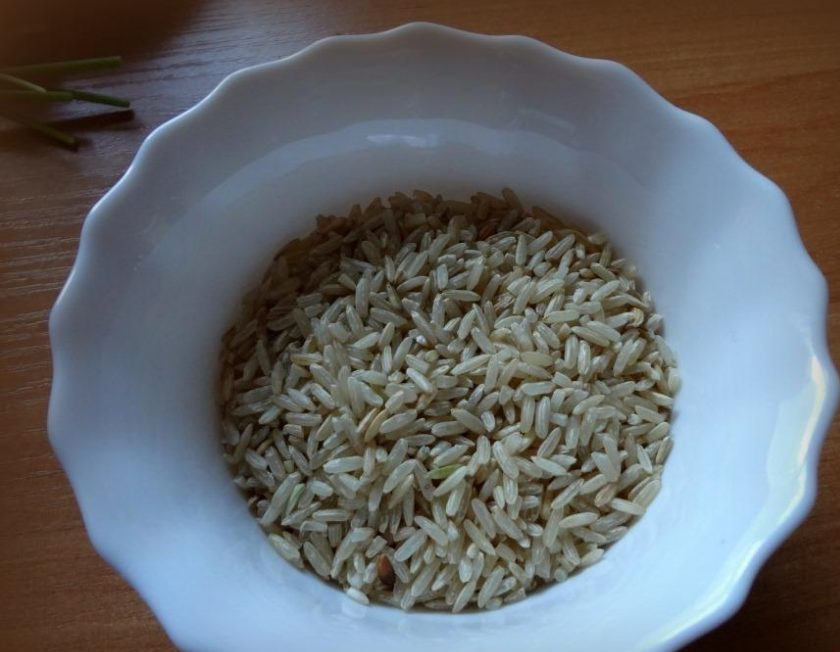 1. Этап. Бурый рис на сковороде: Рис тщательно промойте, около 7-ми раз. Затем отварите его до готовности в подсоленной воде.