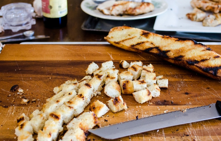 1. Этап. Цезарь с курицей классический: Готовый батон нарежьте небольшими кусочками.