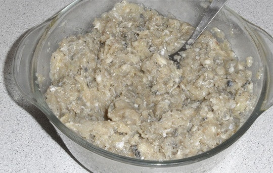 1. Этап. Котлеты из речной рыбы: В фарш добавьте соль, яйцо и перец. Смесь тщательно перемешайте.