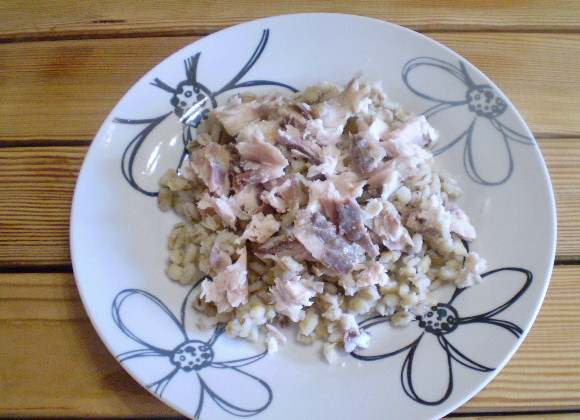 1. Этап. Салат к макаронам: 6. Затем - жареную рыбу.