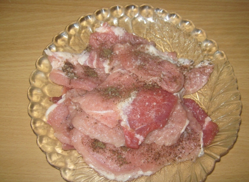 1. Этап. Картошка с мясом и сыром в духовке: 1. Для этого блюда лучше взять куриное филе - оно нежнее, но я решила приготовить картофель со свининой. Баранина, крольчатина или индейка также подойдут для этого блюда. Итак, нарезаем мясо пластами толщиной не более 1 сантиметра.