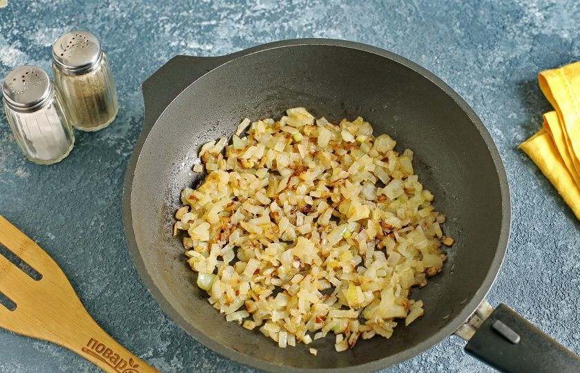 1. Этап. Пирог с кальмарами: Лук нарежьте кубиками и обжарьте на сливочном масле.