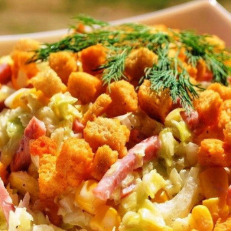 Простой салат с кириешками