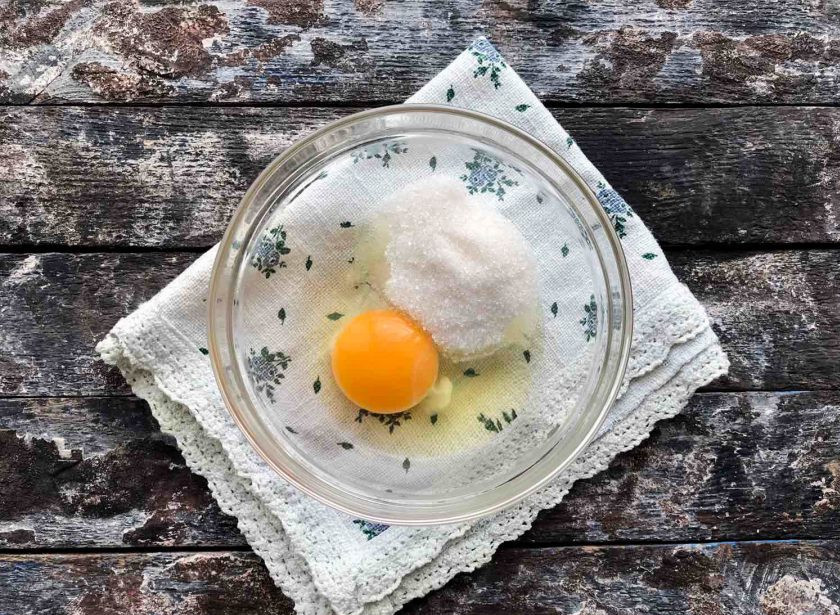 1. Этап. Кекс за 2 минуты в микроволновке: Добавьте сахар и хорошо взбейте.