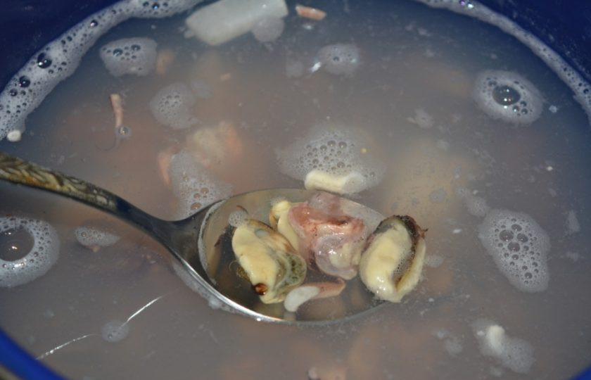 1. Этап. Морской коктейль в рассоле: Вначале отварите замороженные морепродукты. В кипящую воду (около 2-х литров) всыпьте морской коктейль. Варите его 3 минуты.