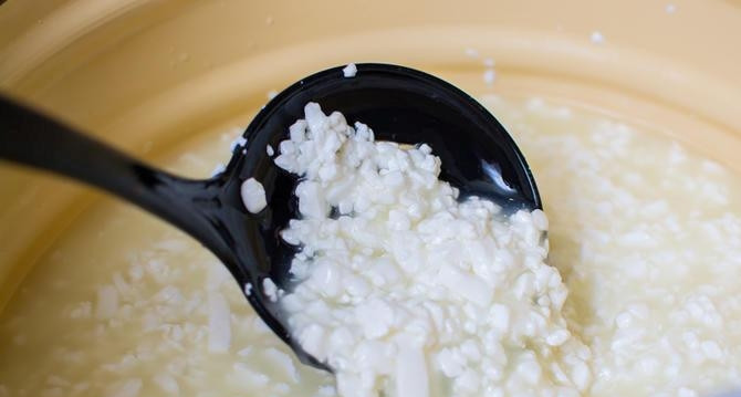 1. Этап. Сыр Маасдам: Жидкость отделиться от массы, спустя 5 минут. Перемешивайте будущий сыр в течение 20 минут.