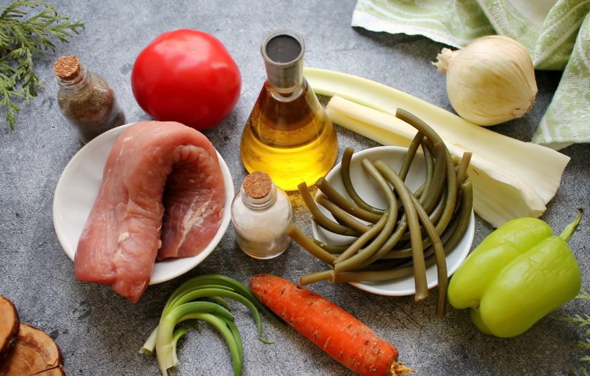 1. Этап. Папоротник со свининой: Подготовьте все ингредиенты для приготовления папоротника со свининой.