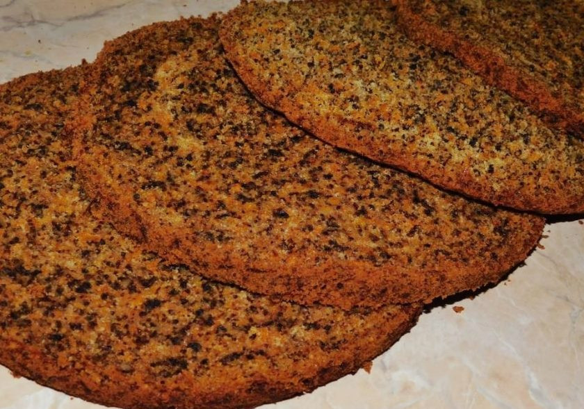 1. Этап. Морковный бисквит с орехами: Готовый бисквит остудите, разрежьте на коржи и используйте по назначению. Или просто подавайте к чаю!