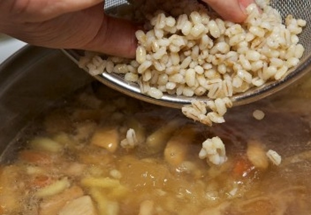 1. Этап. Грибной суп из замороженных грибов: Всыпьте отваренную перловку.