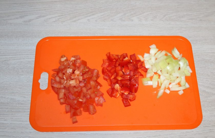 1. Этап. Фасоль по-сербски: Перец, помидор и лук нарежьте кубиком.