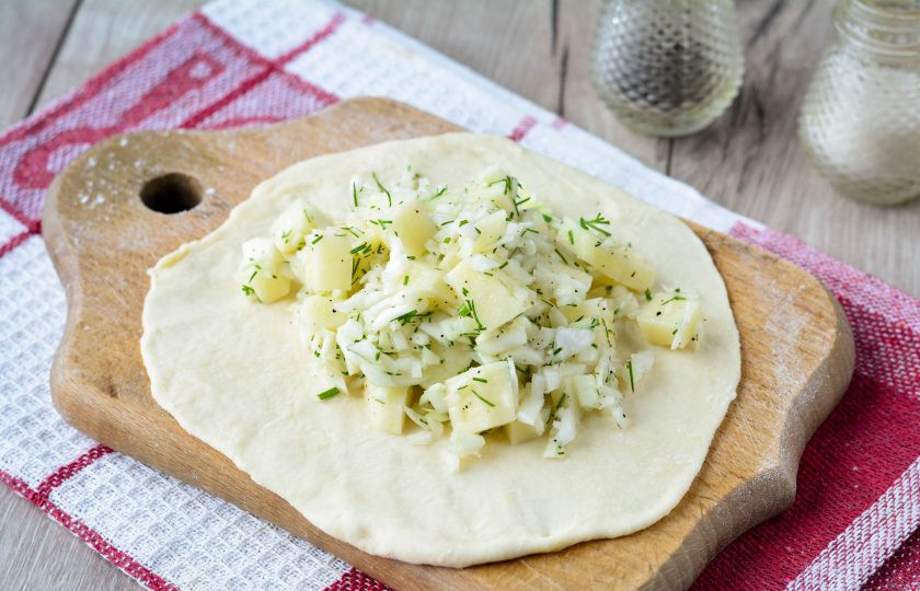 1. Этап. Татарские пирожки с картошкой: На тесто выложите 2-2,5 ст. л. начинки.