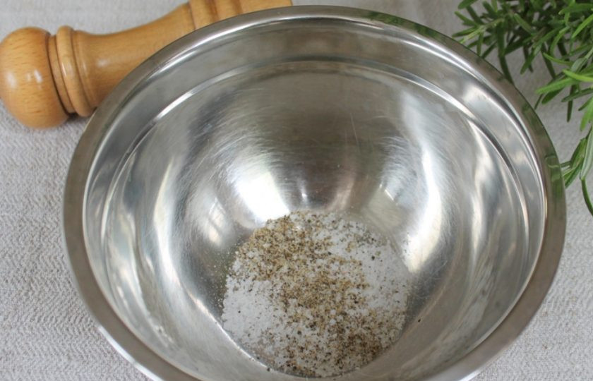 1. Этап. Ошеек в духовке: Готовим маринад. В миску насыпаем соль и перец.