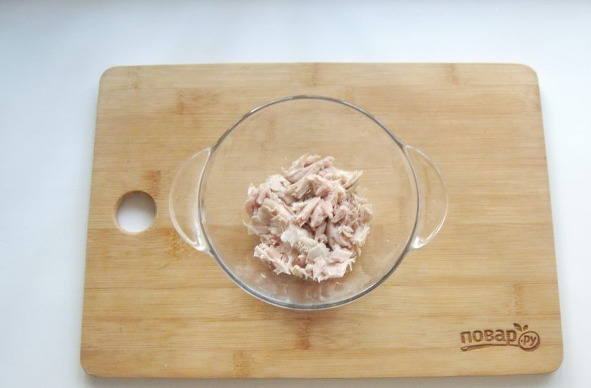 1. Этап. Салат Аристократ с курицей: Соберите салат. В салатник, миску или на тарелку выложите слой нарезанной отварной курицы.
