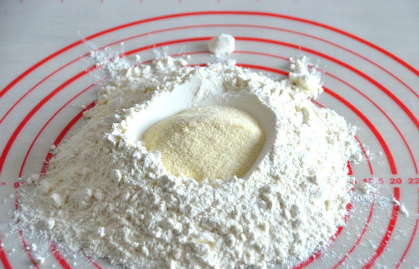 1. Этап. Классическая итальянская паста: Смешайте два вида муки (нулевого помола или высший сорт и семолину).