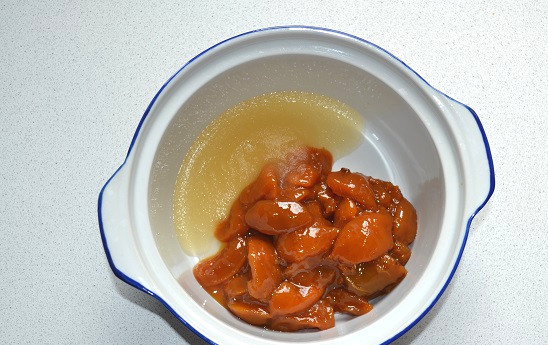 1. Этап. Рулеты с фруктовой начинкой: Соедините варенье, у меня - персиковое, с желатином и поставьте на огонь. Прогрейте немного, постоянно помешивая, не доводя до кипения.