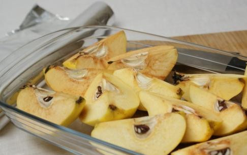 1. Этап. Паштет из айвы: Для начала моем айву, даем ей обсохнуть. Разрезаем каждый плод на 4 части, выкладываем в форму для запекания, накрываем листом фольги. Ставим в разогретую до 170 градусов духовку и запекаем до готовности - в зависимости от крупности плодов, это займет 50-60 минут.