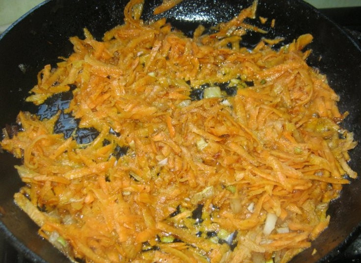 1. Этап. Щи из свежей капусты со свининой: Теперь нужно приготовить зажарку. Растительное масло разогрейте в сковороде. Отправьте туда лук и морковь. Эти овощи обжарьте до лёгкого золотого оттенка и вместе с маслом добавьте в суп. Варите его ещё минут 10. Затем нарежьте любимую зелень, добавьте в кастрюлю и подавайте суп.