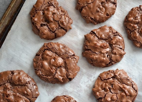 1. Этап. Шоколадное печенье с перцем: 6. Запекайте печенье в разогретом до 170 градусов духовом шкафу около 15 минут.