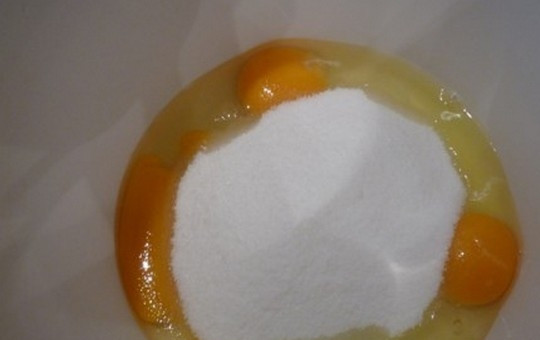 1. Этап. Пирог из майонеза и сметаны: В чашу миксера разбейте яйца и добавьте сахар.