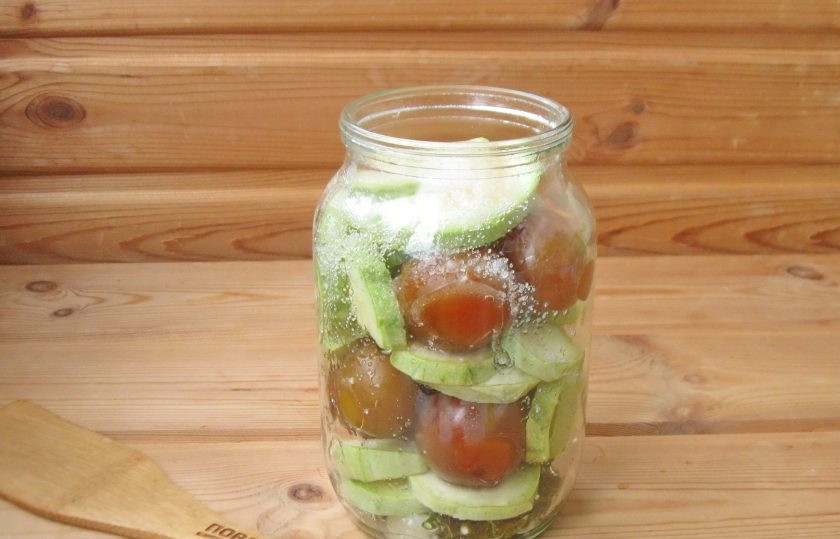 1. Этап. Кабачки со сливами на зиму: Пока закипает вода, добавьте в банку сахар, соль и уксус. Залейте кабачки в третий раз, закатайте крышку, переверните вверх дном и укутайте в одеяло до полного остывания.