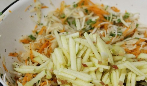 1. Этап. Капустно-морковный салат с яблоком: Добавить яблоки к овощам.