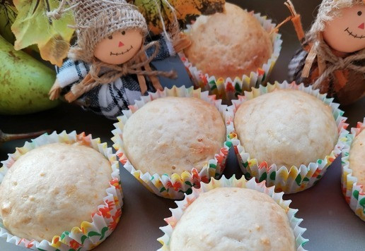 1. Этап. Кексы грушевые: Выпекать в заранее разогретой до 180° духовке около 30 минут. !!! ОРИЕНТИРУЙТЕСЬ НА РАБОТУ СВОЕЙ ДУХОВКИ!!! У кексов тончайшая корочка и необычный мякиш, чем-то напоминающий суфле. У меня такие кексы получились впервые. Пекла два раза за неделю с одинаковым результатом. Фото разлома сделано на следующие сутки (специально сохранила несколько штук) и не передаёт истинной картины. Любителям влажной выпечки должно понравится.