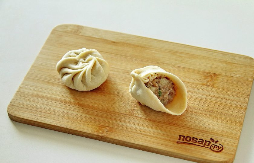 1. Этап. Тибетские пельмени: Сформируйте руками своеобразные мешочки, собирая тесто складочками по кругу.