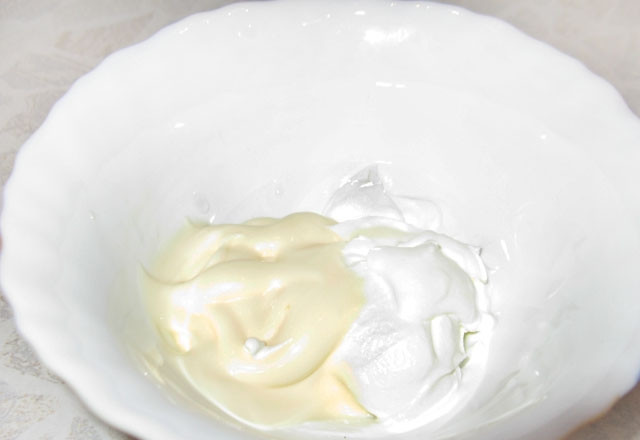 1. Этап. Соус тартар к рыбным котлетам: Следующий этап — подготовка основы соуса. Для основы необходимо смешать густую сметану и майонез средней жирности в равных пропорциях. Перемешайте эти ингредиенты, добавив щепотку соли.