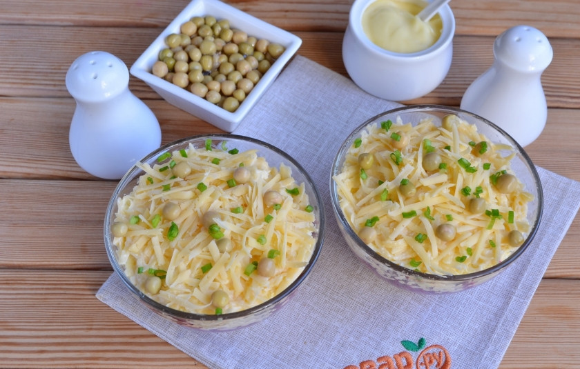 1. Этап. Салат Простушка: Оформите салат, как нравится, я просто присыпала тертым сыром, украсила горошком и зеленым луком. Приятного!