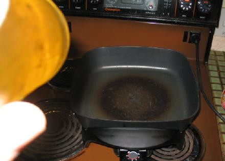 1. Этап. Японская пицца Окономияки (Okonomiyaki): Разогреваем сковороду (желательно тефлоновую).