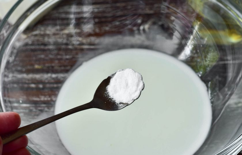 1. Этап. Хлеб на сковороде без дрожжей: Добавьте соду и все хорошо перемешайте.