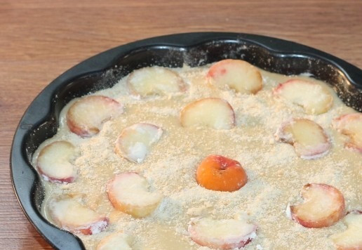 1. Этап. Пирог на кефире с персиками: 14. Присыпаем сверху измельченным печеньем (1 ст. л.) и раскладываем дольки персика.