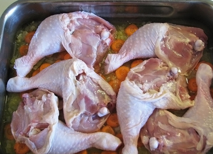 1. Этап. Ленивый рис с курицей: Потом слой морковки и курицу поверх, посолите и поперчите все.