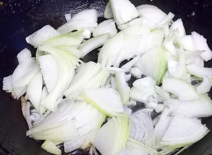 1. Этап. Армянский суп Спас: Обжарьте порезанный репчатый лук на топленом масле в течение 5 минут.