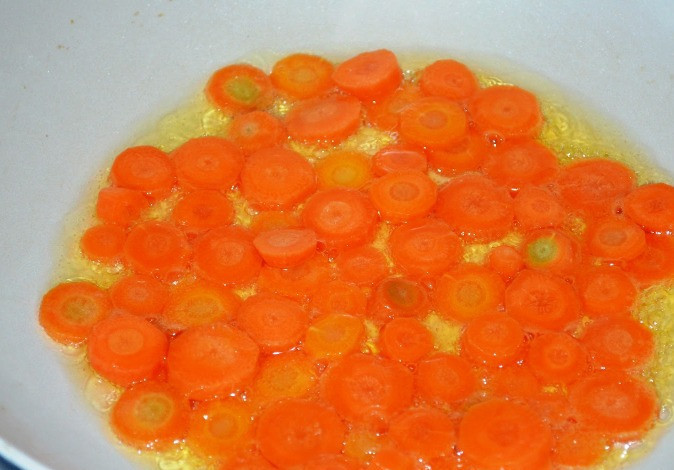 1. Этап. Соте из баклажанов и кабачков: Разогрейте масло на сильном огне и обжарьте морковь в течение 2-3 минут. Затем выложите морковь в отдельную посуду, оставив масло на сковороде.