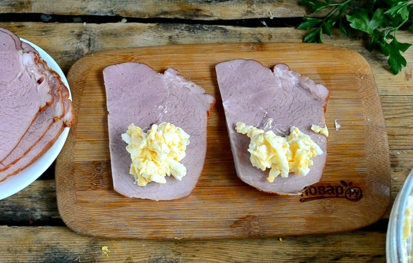 1. Этап. Рулетики из ветчины: На каждый ломтик ветчины положите примерно 1 ст. ложку начинки.