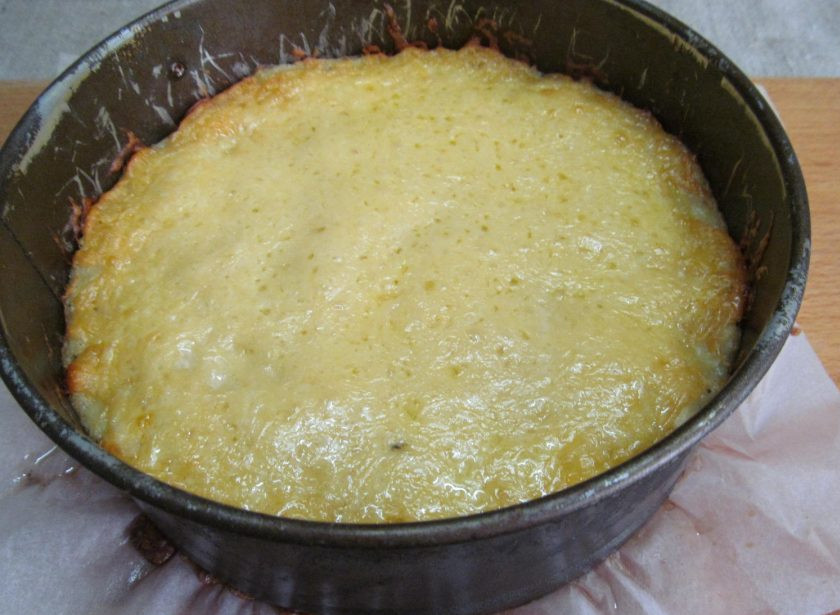 1. Этап. Картофельная запеканка с индейкой: Готовую запеканку немного остудить и теплой извлечь из формы.