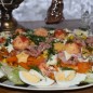 Салат Праздничный Нарезанный полукольцами лук замариновать в уксусе. Посолить, поперчить, добавить сахар и примять руками. С нарезкой перца мне помог мой помощник Кухонный комбайн GALAXY GL2300. Все нарезал быстро и аккуратно! Заправку я готовлю без применения технического прогресса в кружке при помощи вилки. Растереть вареный желток с плавленным сыром и сметаной. Добавить измельченный чеснок, масло из консервы, соль, перец. Все перемешать. Заправка получается довольно густой консистенции и очень вкусная. Вы можете использовать ее для заправки других салатов, заменив масло из консервы обычным рафинированным маслом. 1/4 масла можно заменить оливковым (больше нельзя, заправка будет горчить). Часть сыра я нарезала звездочками. Остальное натерла на средней терке. Тертый сыр смешать с 1 ст. ложкой заправки. Должна получиться пластичная масса для лепки шариков. Налепить небольшие шарики с ноготок и обвалять их в паприке. Рвем или нарезаем чистые листы салата. Смешиваем их с 1 столовой ложкой заправки. На них в произвольном порядке выкладываем 1/3 часть перца, маринованного лука, тунца, сырных звездочек, кукурузы. Слегка смазываем их заправкой, повторяем слои. Украсить салат сырными шариками, зеленью и четвертинками вареных яиц. На каждое яйцо выложить немного заправки. И подавайте! Приятного аппетита!
